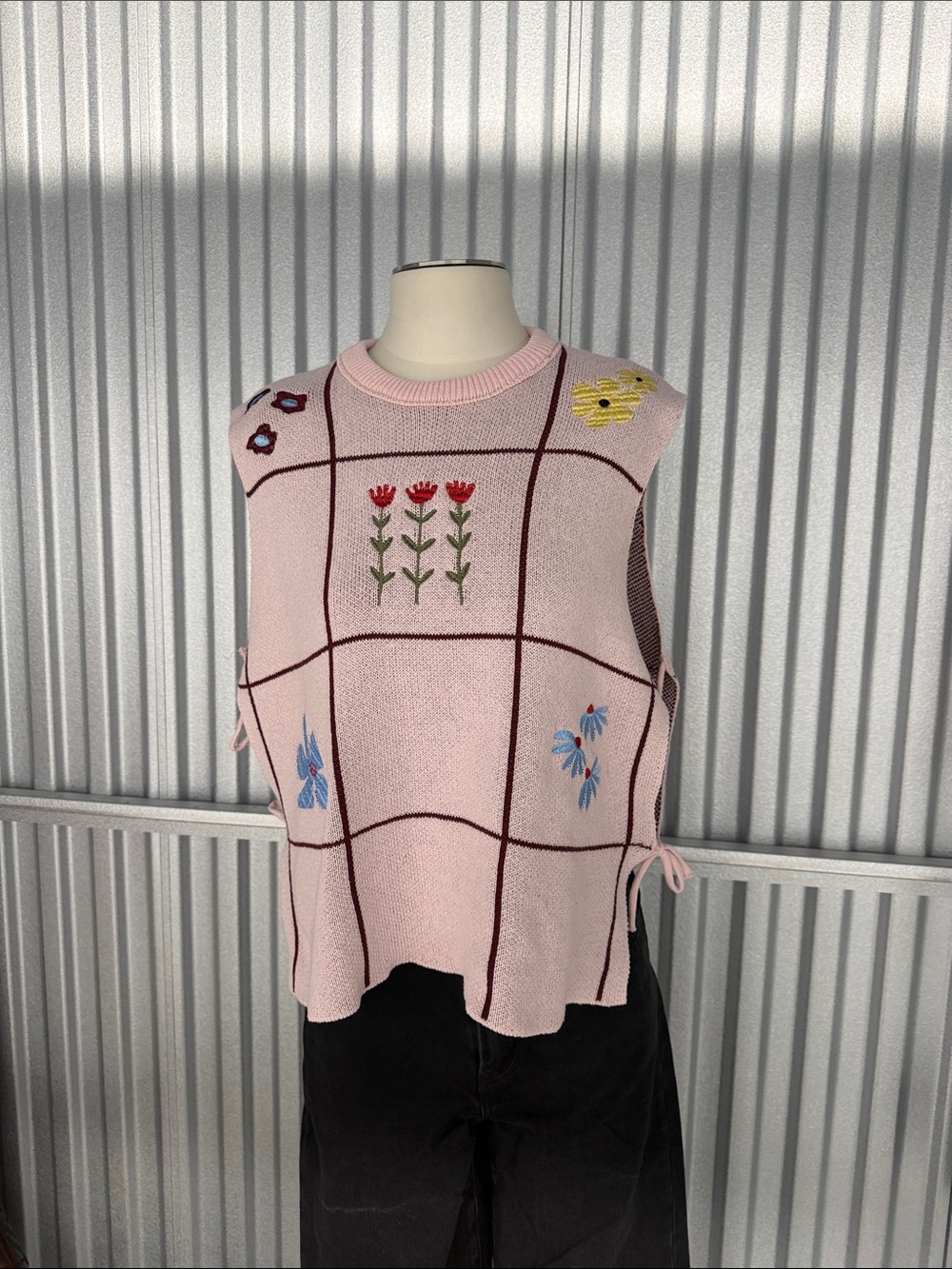 Sleeveless Pink Grid Knit Sweater Vest with Floral Embroidery